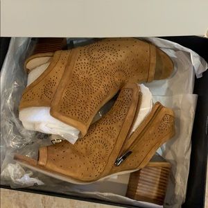 Via Spiga tan suede heel